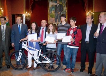 El alcalde entrega los premios escolares de la Fundación AguaGranada