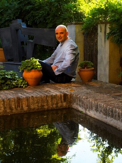 ENTREVISTA A FRANCISCO ACUYO DONAIRE, POÉTA Y ASTRÓNOMO. “En Granada, el agua es una fuente de inspiración poética inagotable”