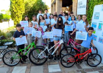 BICICLETAS DE MONTAÑA PARA LOS PREMIADOS EN EL CONCURSO DE ESCOLARES DE AGUA GRANADA