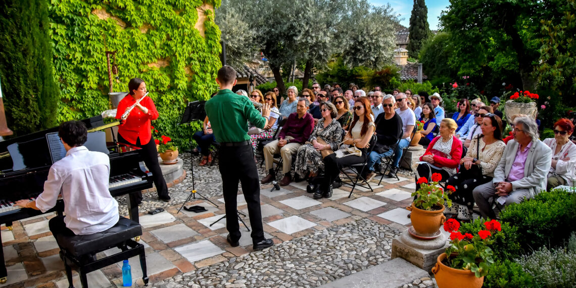 El Aljibe del Rey celebra la primavera con piano y flautas entre parras y rosas