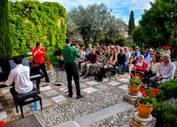 El Aljibe del Rey celebra la primavera con piano y flautas entre parras y rosas